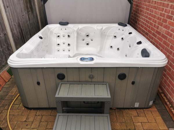 atlantis hot tub