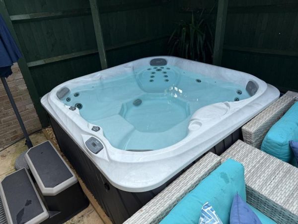 Jacuzzi J-225 - Image 2