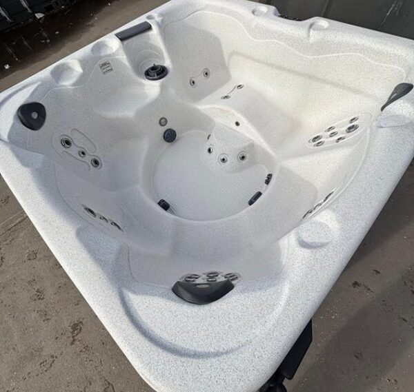getaway 6 hot tub