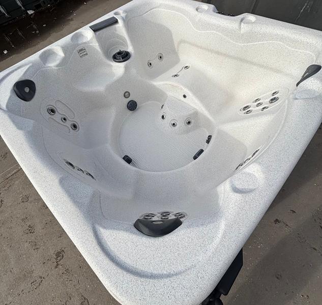 getaway 6 hot tub