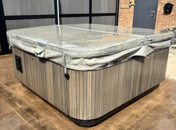 j 335 jacuzzi
