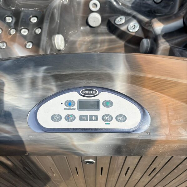 j 335 jacuzzi
