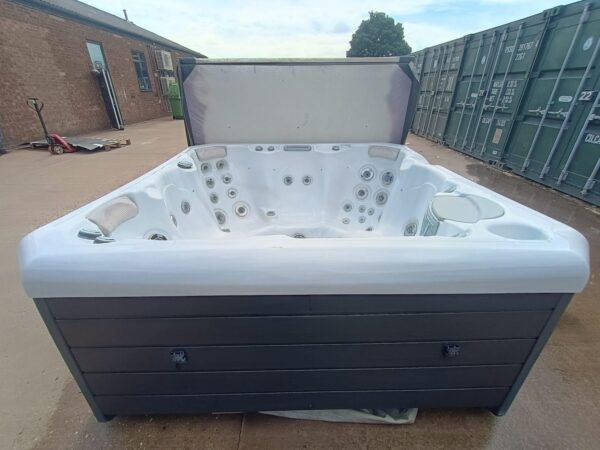 Malaga LifeDeluxe Hot Tub + 3kW heat pump